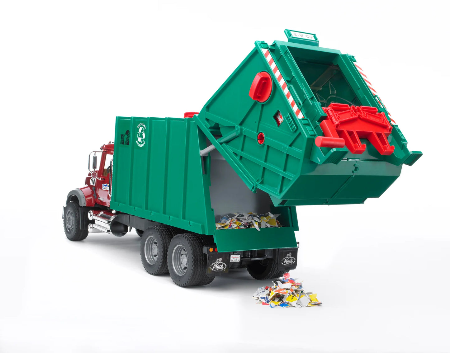MACK GRANITE GARBAGE TRUCK